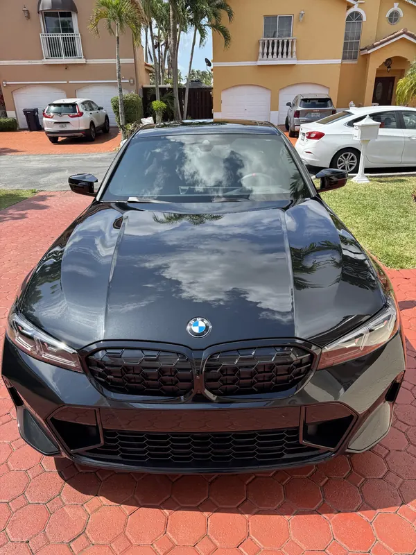BMW negro con la pintura brillante tras un lavado a mano