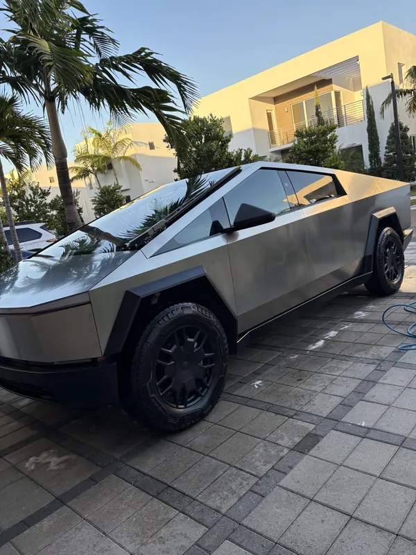 Tesla Cybertruck tras un lavado a domicilio en una casa de Miami