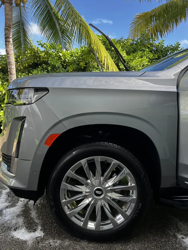 Rin y llanta de un Cadillac Escalade limpios y abrillantados