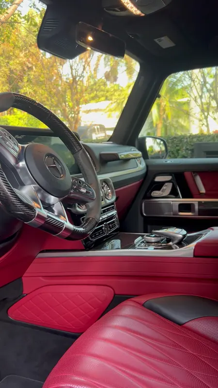 Interior de cuero rojo de un Mercedes-AMG Clase G después de la limpieza