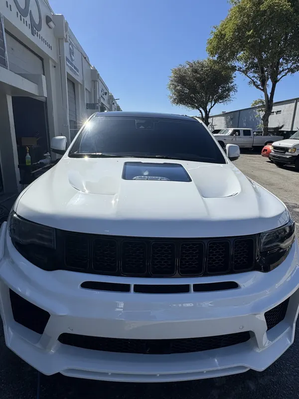 Jeep Grand Cherokee Trackhawk blanco tras un detallado exterior