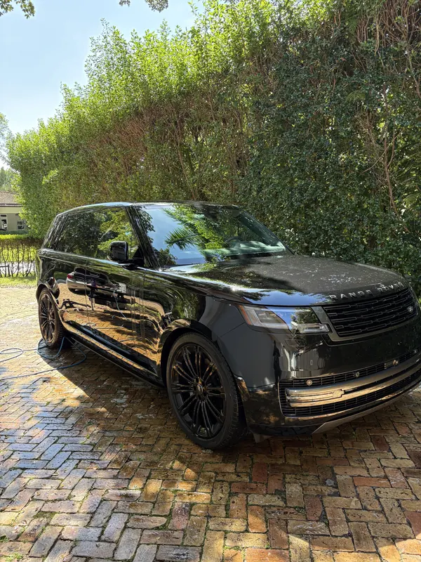 Range Rover negro con brillo profundo tras un detallado exterior