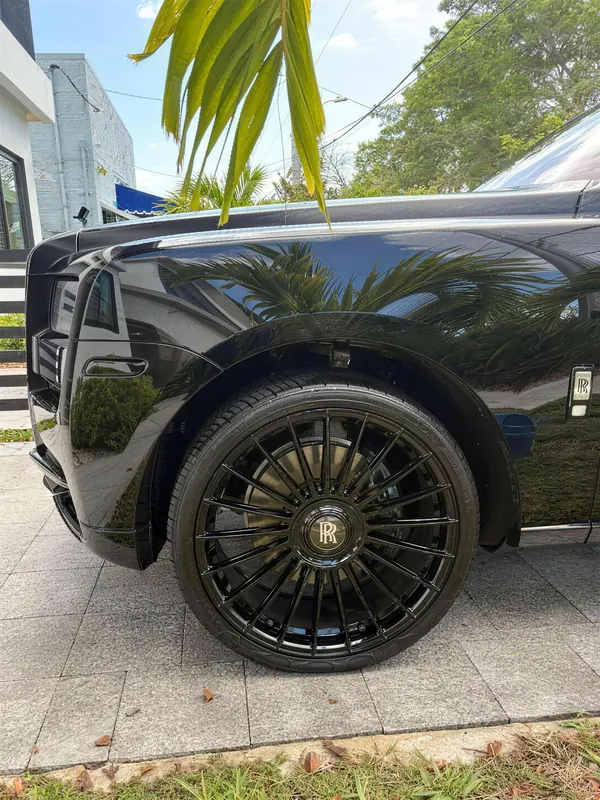 Rin y pintura de un Rolls-Royce Cullinan tras el detallado