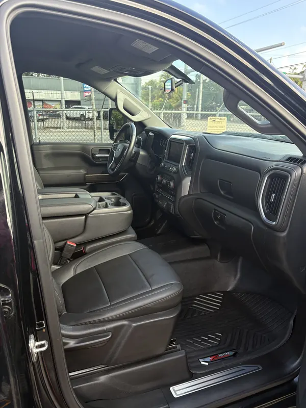 Cabina de una pickup tras un detallado interior